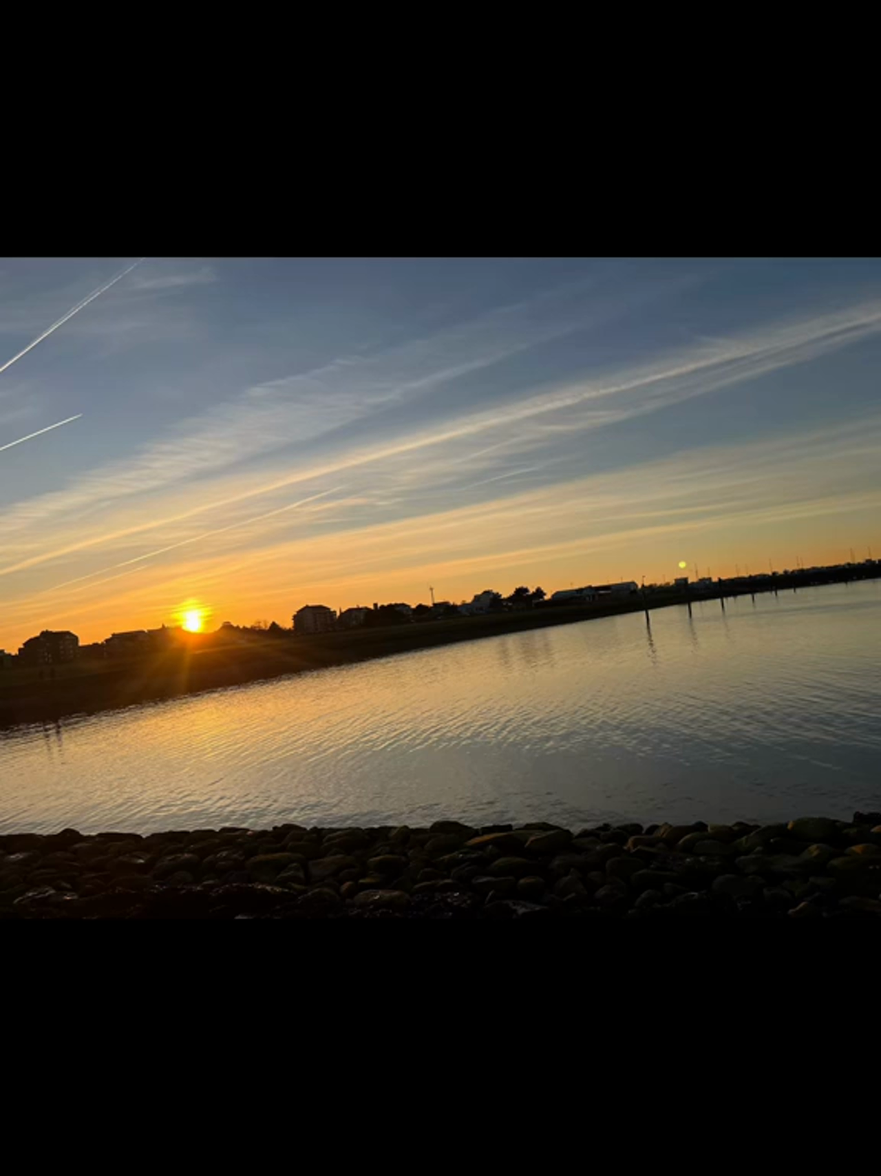 Impressionen aus Dorum-Neufeld mit Deich und Leuchtturm Obereversand